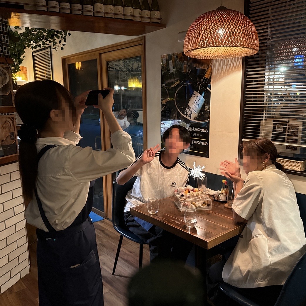 メッセージプレートを囲むお祝いの席