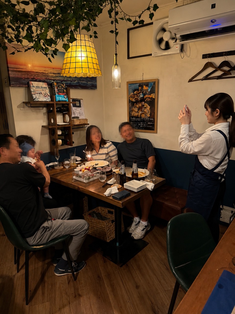 家族で囲むお祝いのテーブル