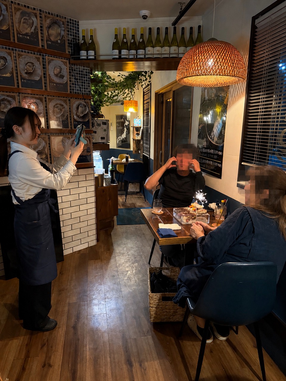 小さな店内で祝うテーブル席
