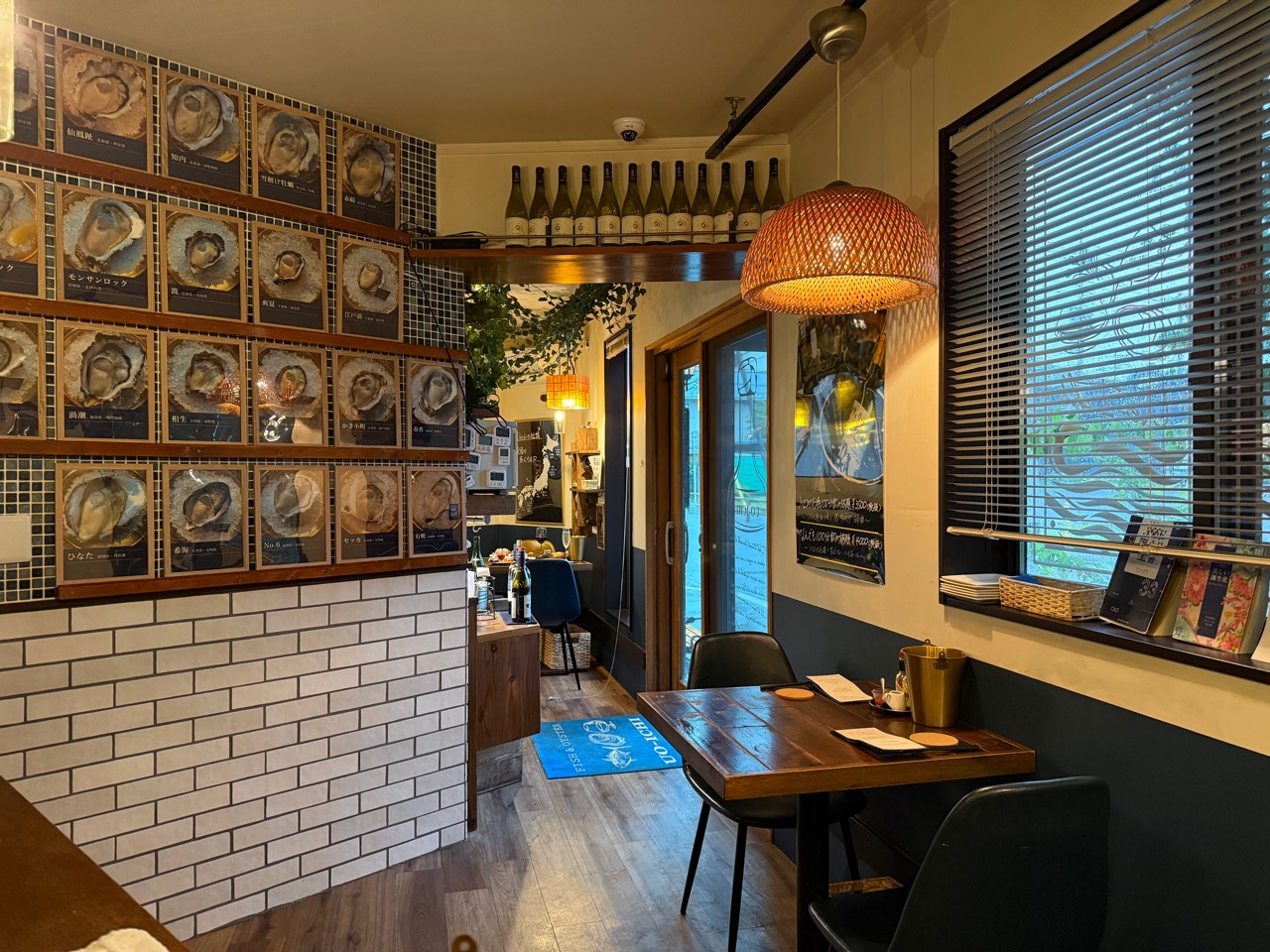 牡蠣カードが並ぶUOICHIの店内